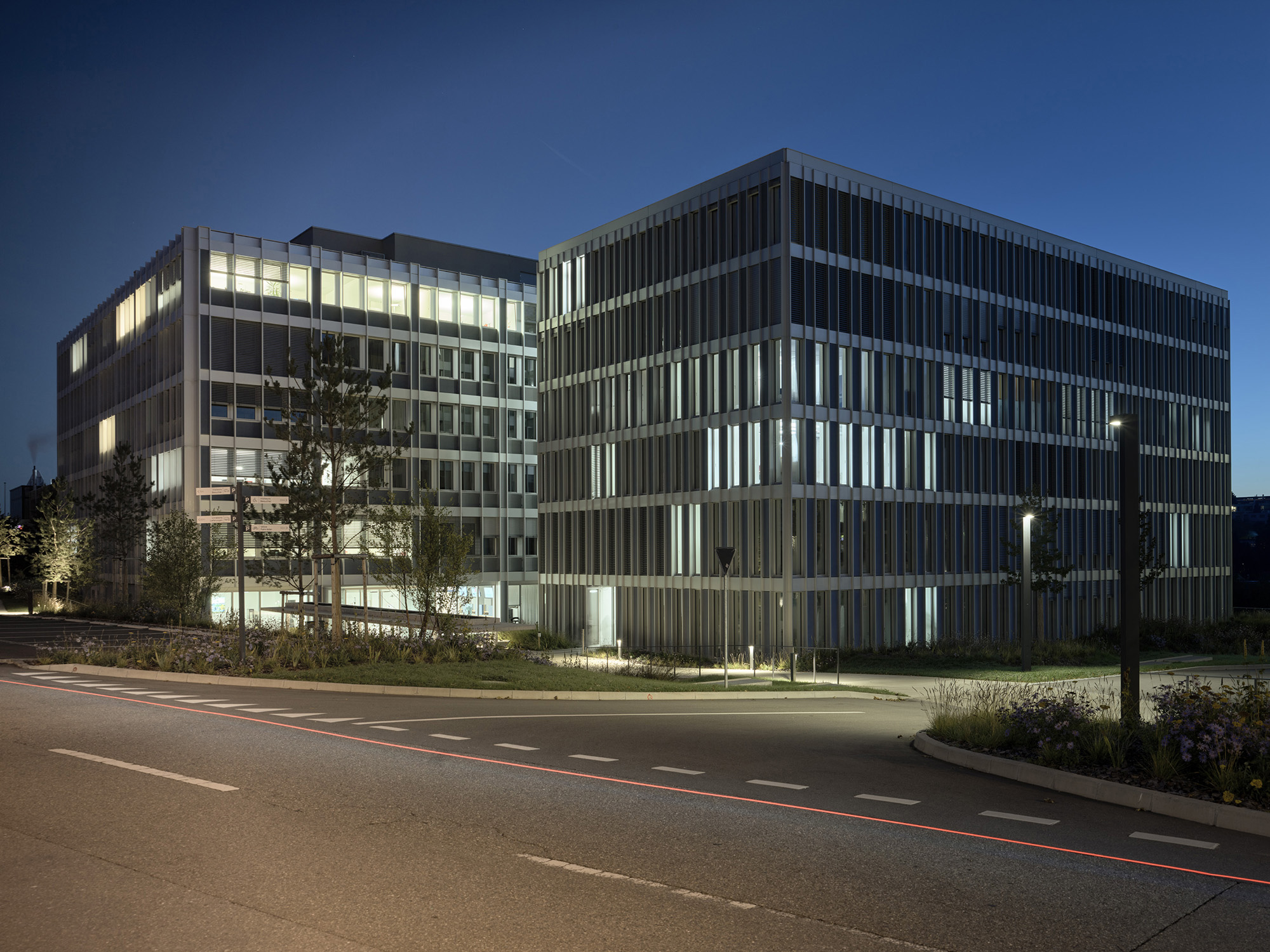 veralugroupe-bois-alu-façade-ecas-nuit